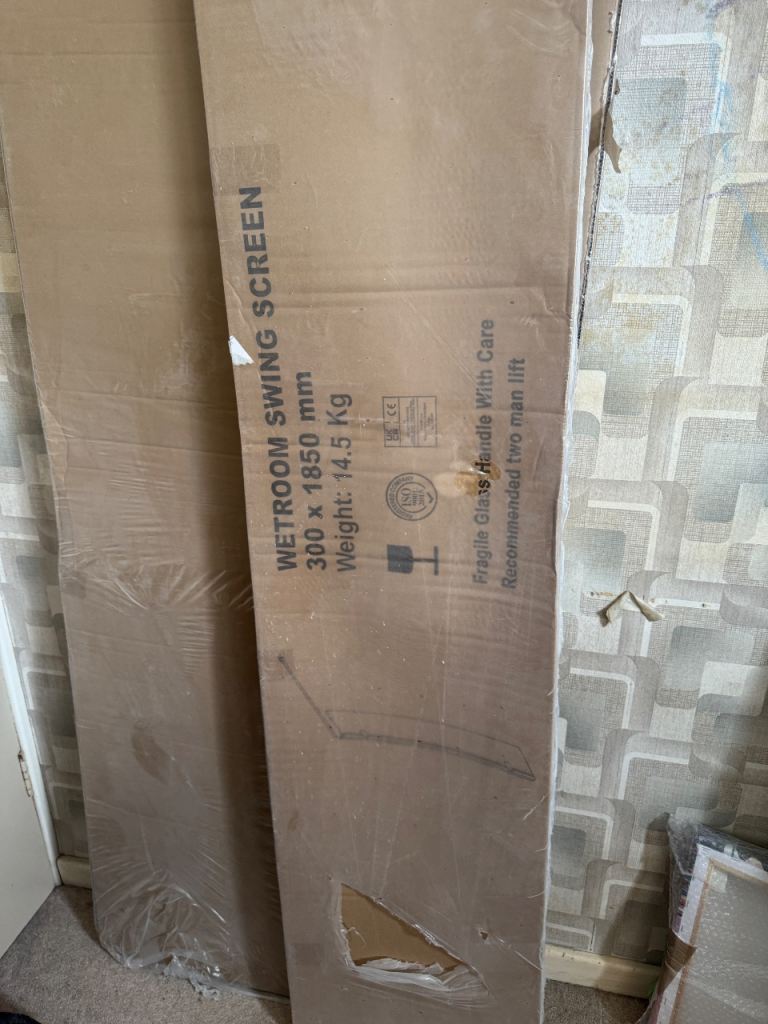 Wet room shower screen