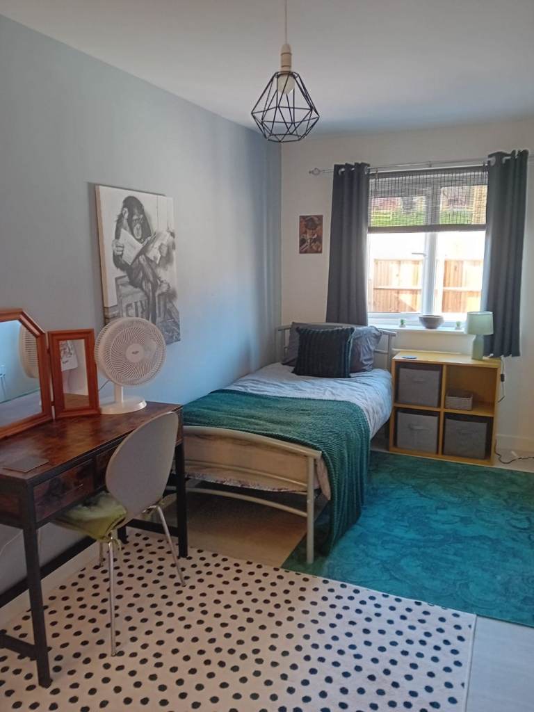 Immaculate room to rent in chippenham 