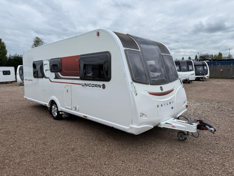 2017 BAILEY UNICORN CADIZ - 4 BERTH TOURING CARAVAN - FIXED SINGLE BEDS
