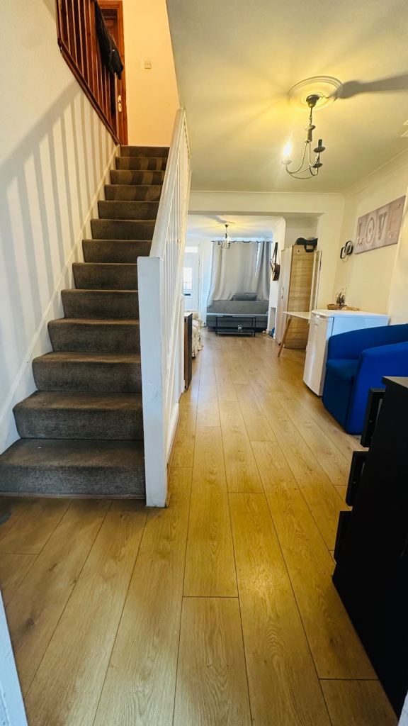 2 bedroom mid terraced house to let in west Watford