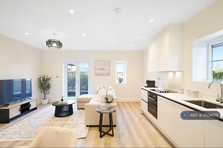 2 bedroom flat in Beechwood Grove, London, W3 (2 bed) (#2504079)