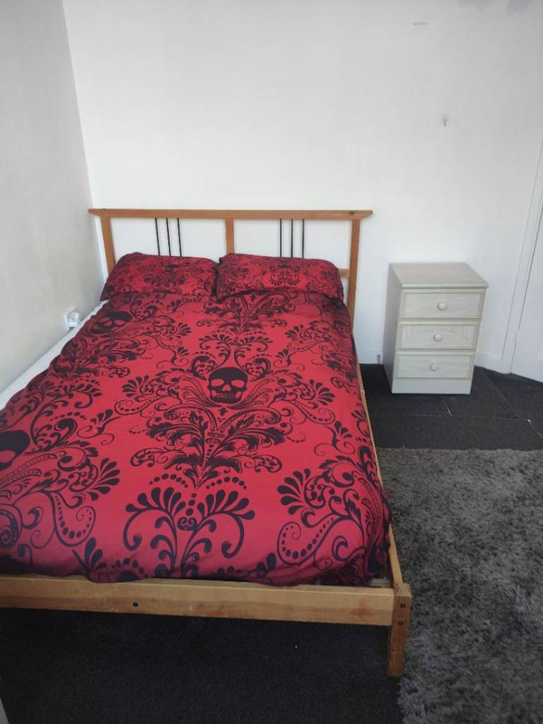 Double room for rent  NR2, singles/couples