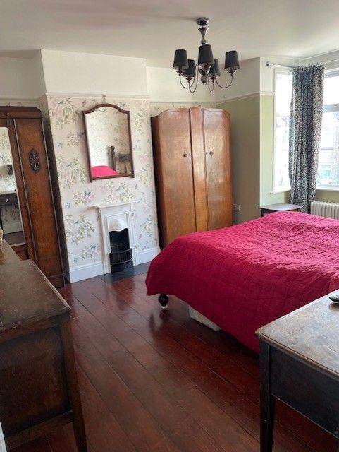 Large room with kingsize bed to rent in family home.