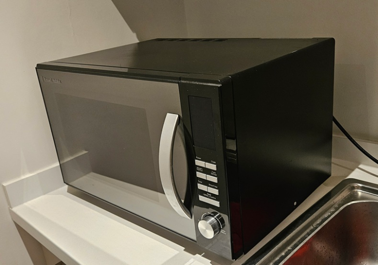 Russell Hobbs black microwave oven 900W 30L - RHM3004 - Very good condition