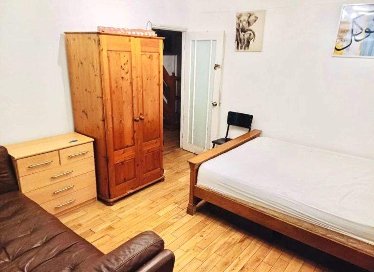 KING SIZE DOUBLE ROOM INCLUDING BILLS FOR SINGLE OCCUPANCY OR COUPLE WELCOME POSTCODE UB6 8DG