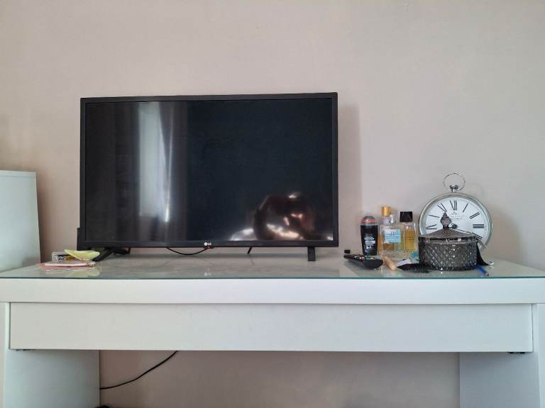 Malm dressing table with glass top