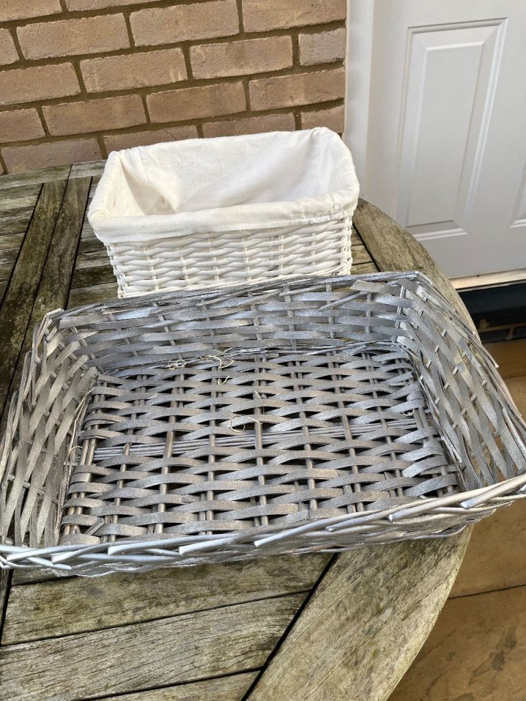 Pair of woven wicker baskets / storage hampers 