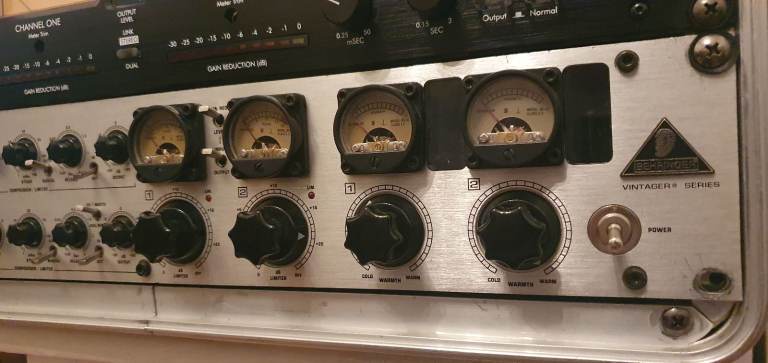 BEHRINGER T1952 STEREO TUBE COMPRESSOR
