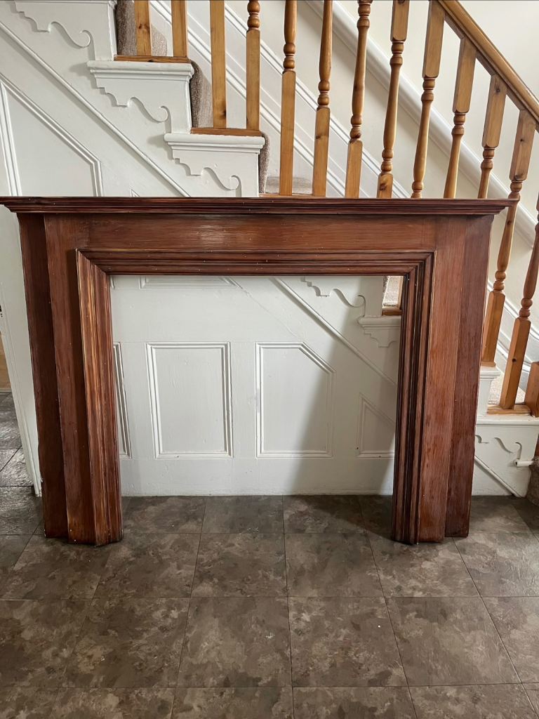Wooden mantlepiece fire surround 