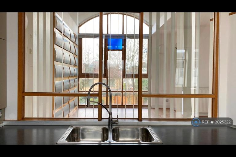 2 bedroom flat in Highfield Avenue, London, NW11 (2 bed) (#3025322)
