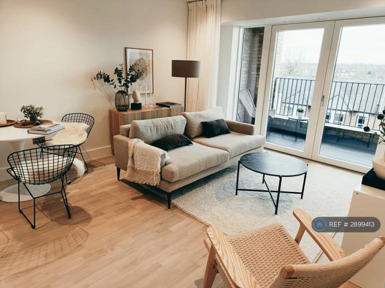 1 bedroom flat in Kingston Road, London, SW20 (1 bed) (#2899413)