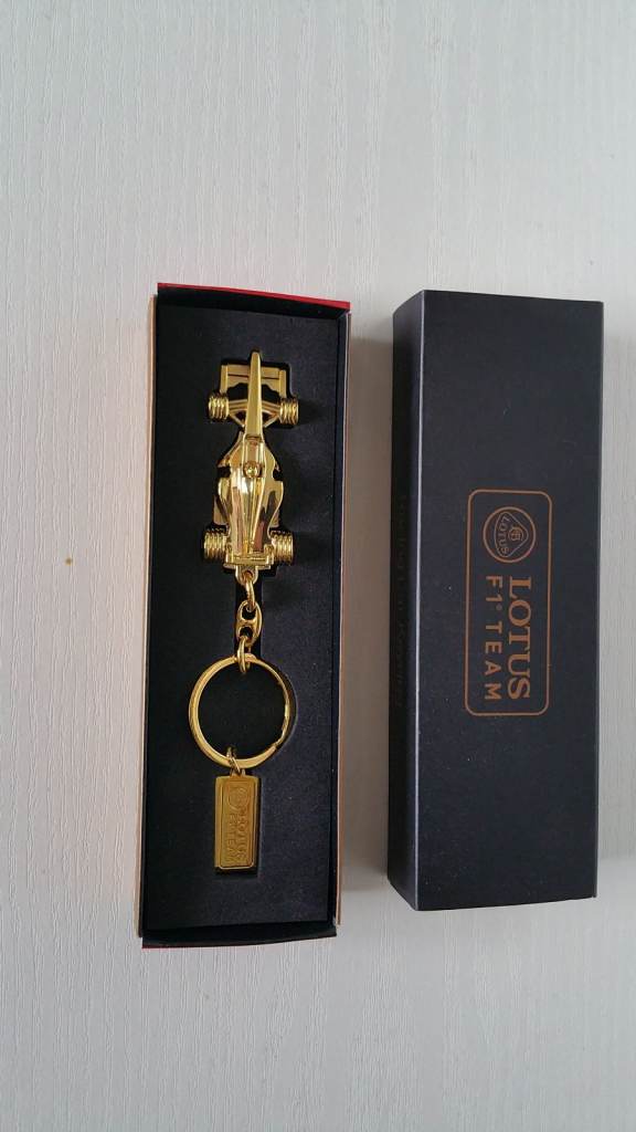 LOTUS F1 RACE CAR KEYRING GOLD