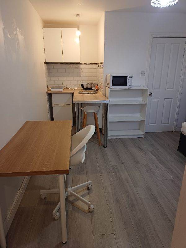  Spacious studio share in house near city centre