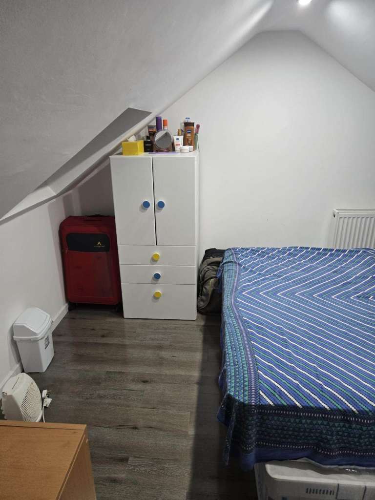 Double room available in Loaf in sharing house