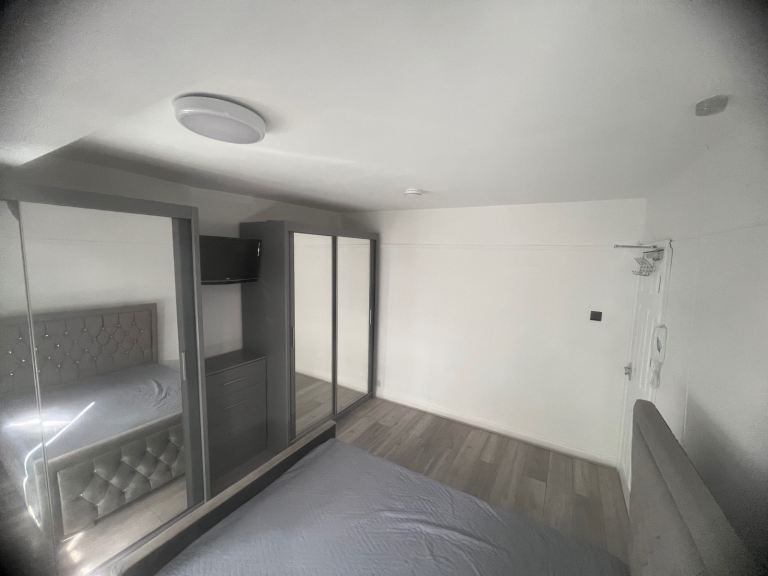 Room to rent Clean Environment - Brand New En suite double room - DSS Universal Credit in Q Bury HA8