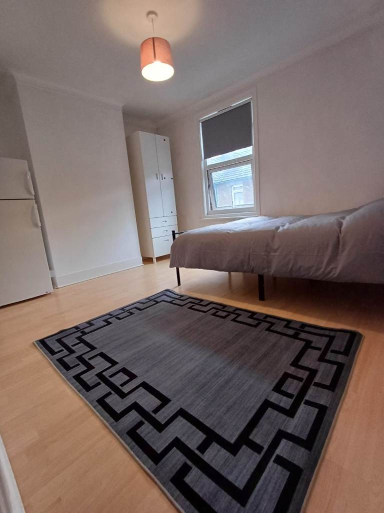 Double room to rent near the Train station and Medway Hospital 