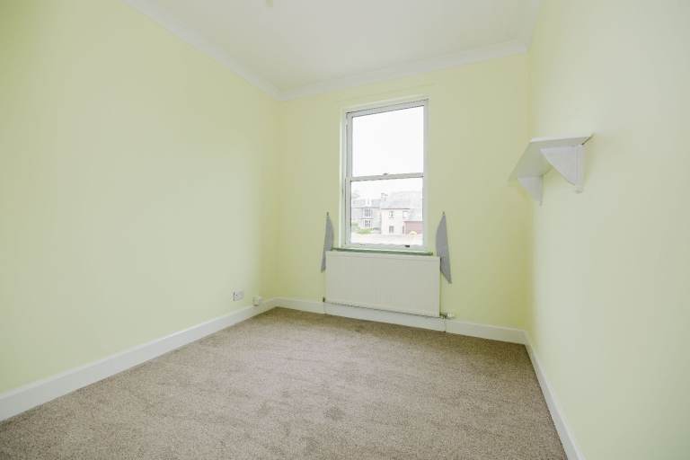  Bright and neutral, 2-bedroom, main door, furnished flat in Newington - available soon