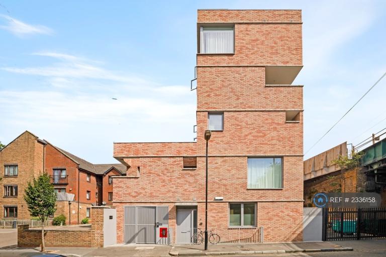 3 bedroom flat in Lamb Lane, London, E8 (3 bed) (#2336158)