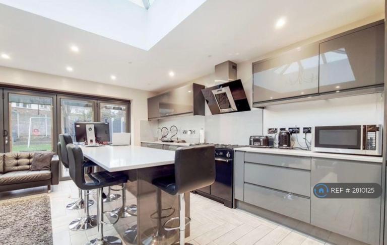 4 bedroom house in Havering Road, Essex, RM1 (4 bed) (#2810125)