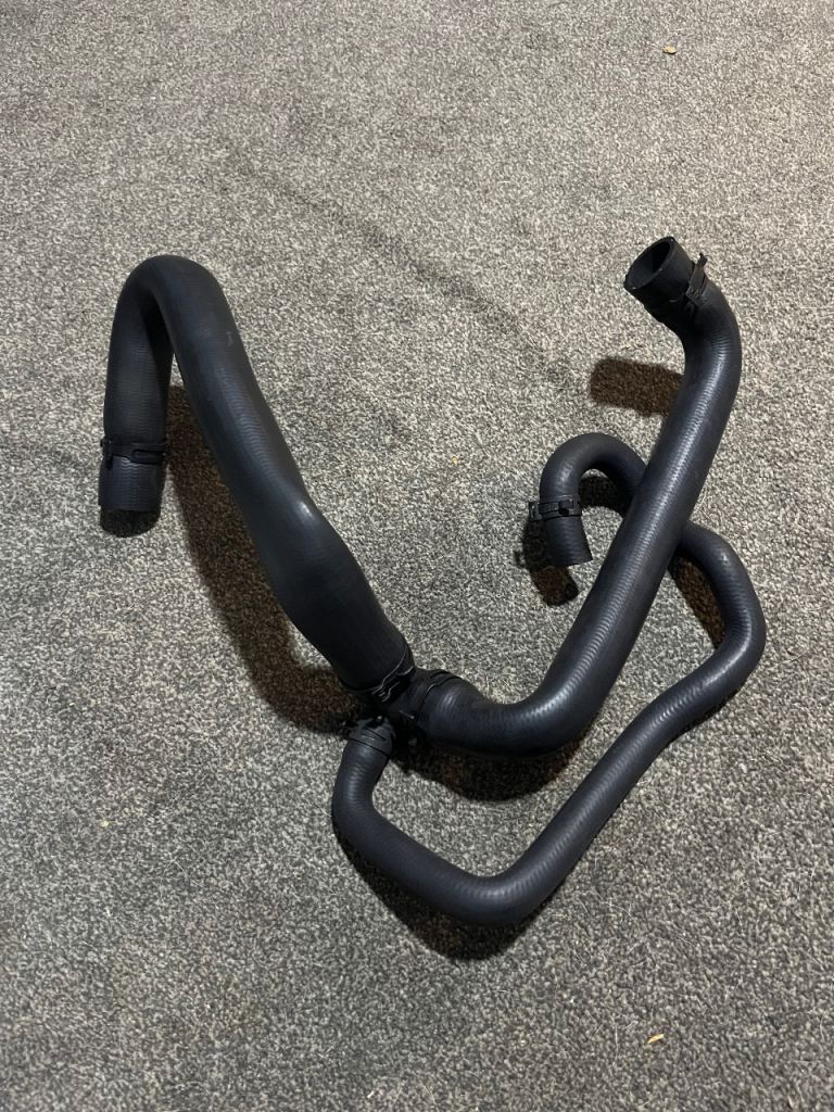 Radiator Hose Water Tank Drain Pipe for Ford Fiesta No.8V218B273CE Rubber 1 Pc