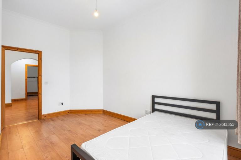 3 bedroom flat in Wellington Road, Brighton, BN2 (3 bed) (#2613355)