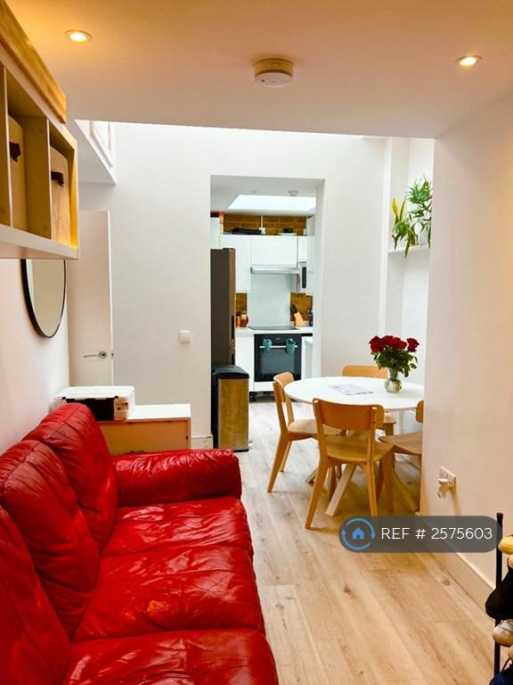 4 bedroom flat in Lingfield Avenue, Kingston Upon Thames, KT1 (4 bed) (#2575603)
