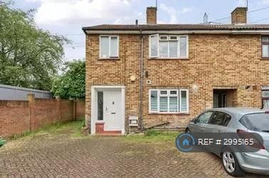 3 bedroom house in Murray Square, London, E16 (3 bed) (#2995165)