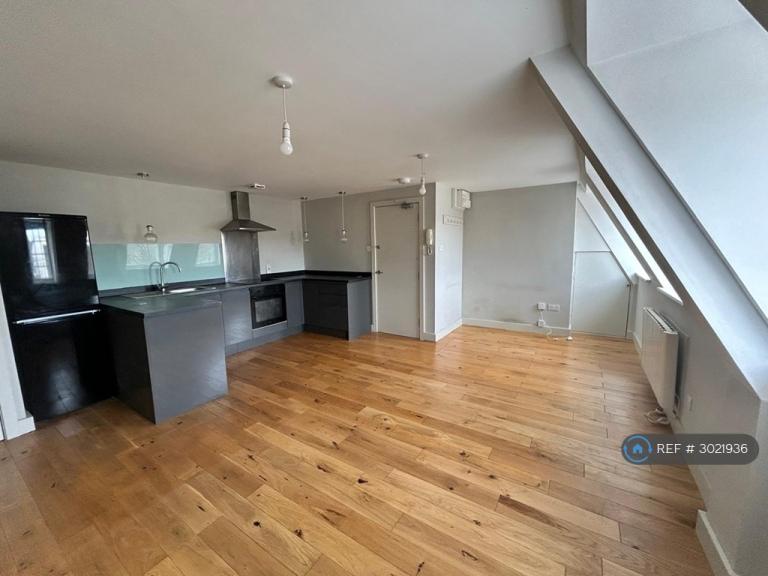 1 bedroom flat in Longwood Court, Cirencester, GL7 (1 bed) (#3021936)