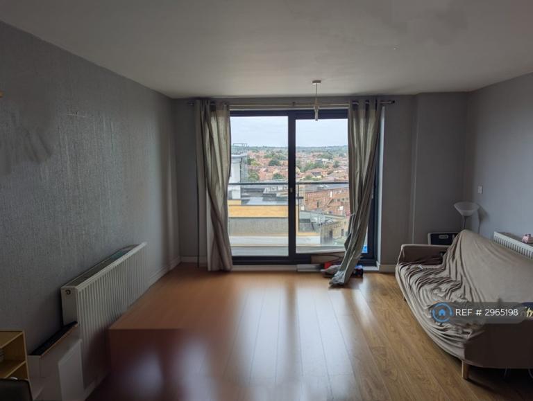 2 bedroom flat in Eastern Avenue, London, IG2 (2 bed) (#2965198)