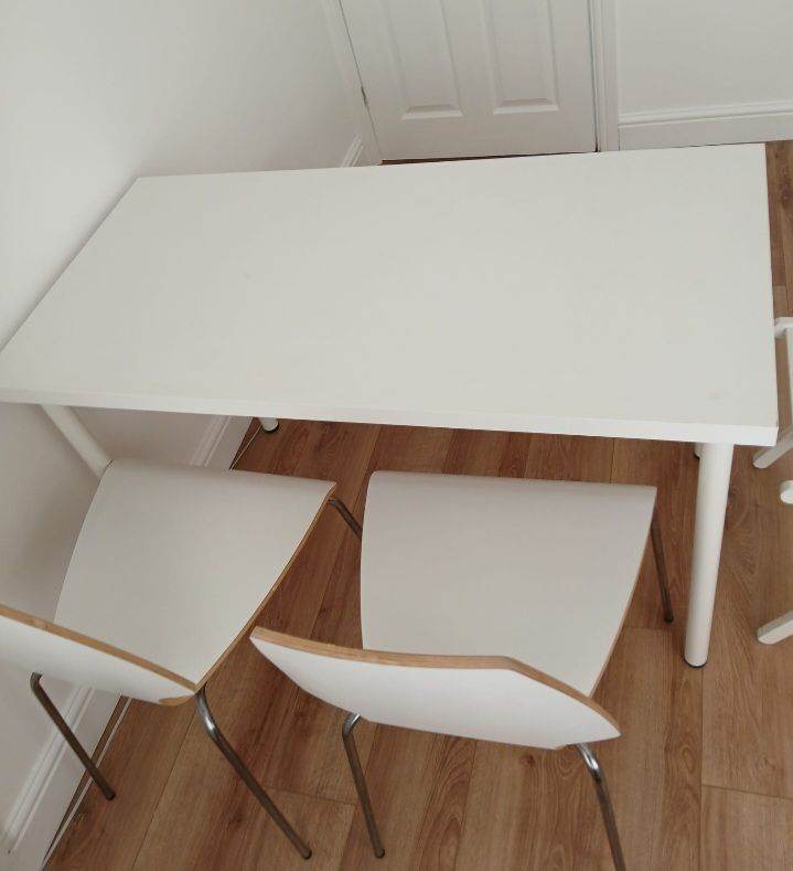 White Ikea desk Table – Good Condition