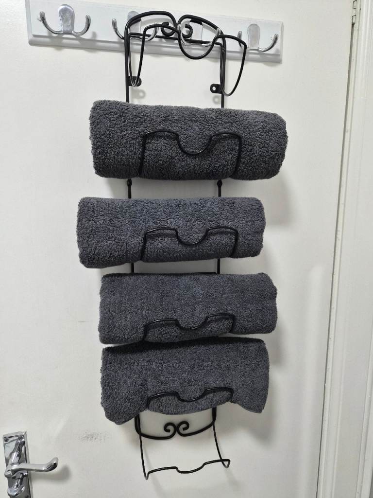 image for Towel holder with 4 towels