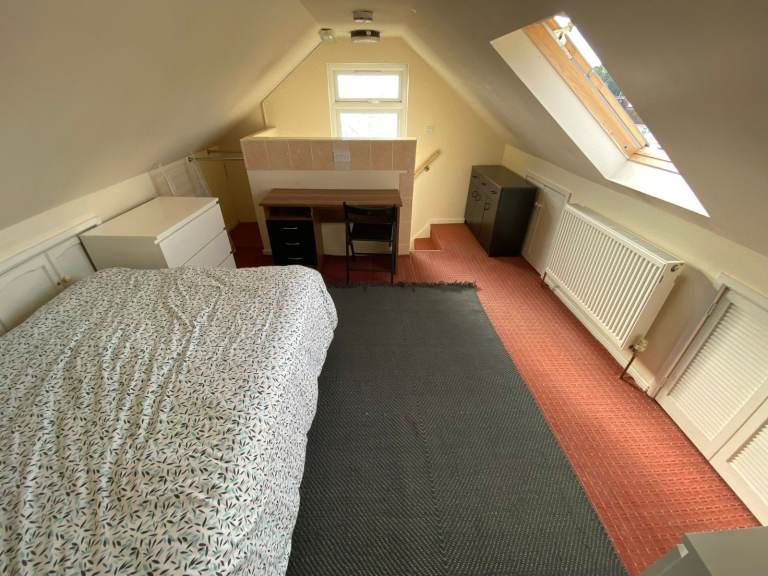Half En-Suite double bedroom in Marston