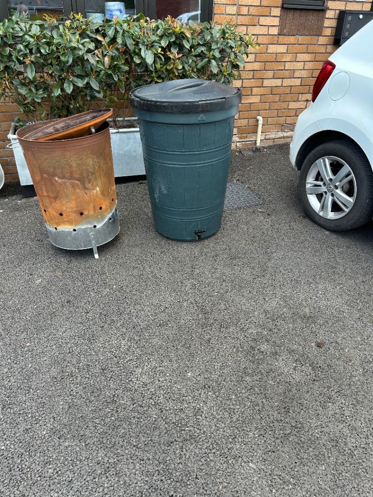 Green Plastic Water Butt with Lid – Good Condition