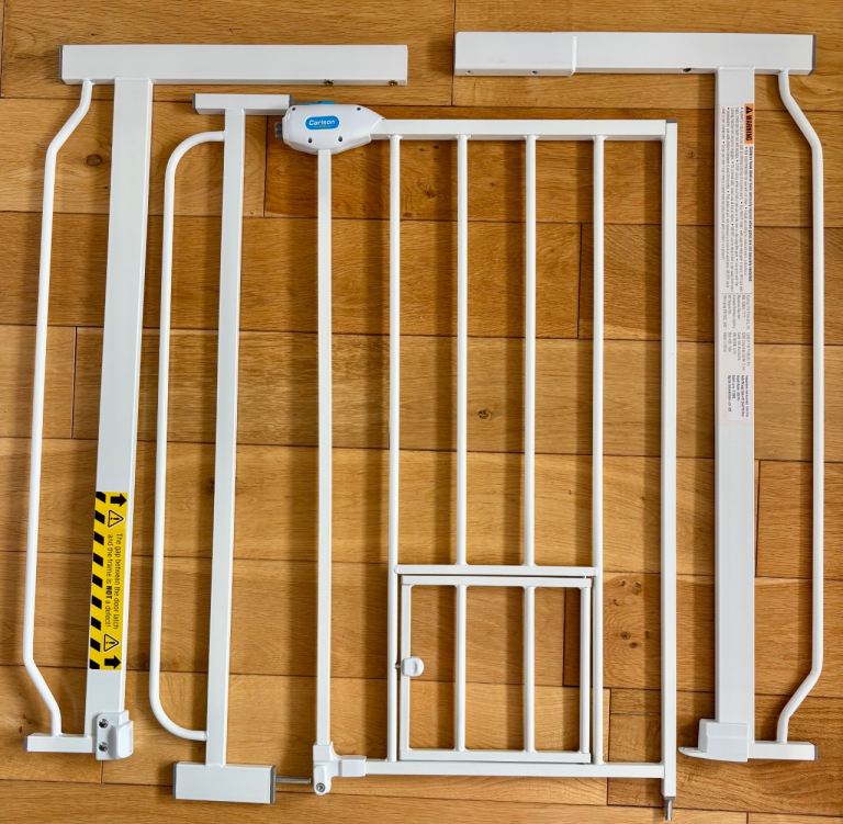 Adjustable pet gate with cat flap