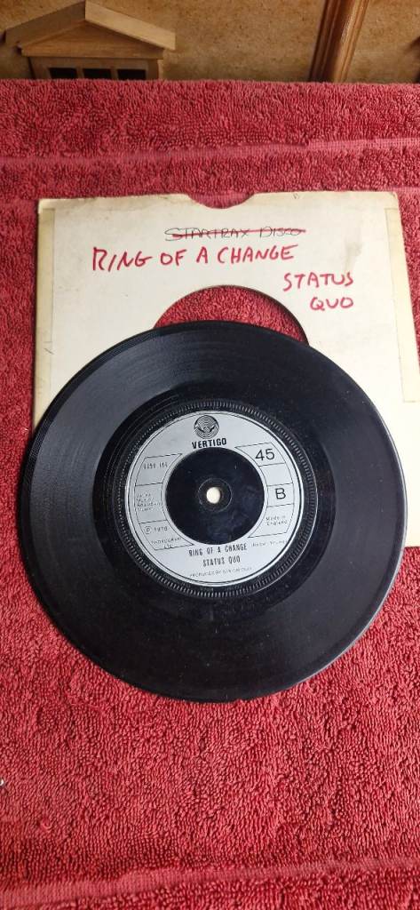 Record Status Quo Rockin all over the world 