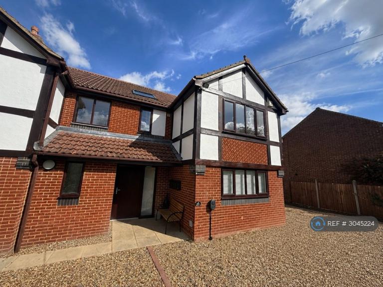 2 bedroom flat in Station Road, Henlow, SG16 (2 bed) (#3045224)