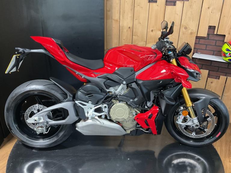 Ducati Streetfighter V4S 2026 just 585 Miles! Ohlins! 1 Owner! FREE UK DELIVERY!