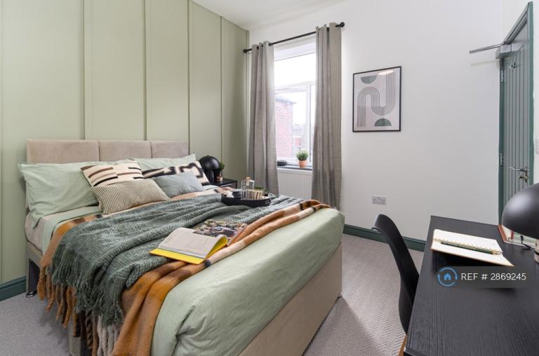1 bedroom in Monmouth Avenue, Bury, BL9 (#2869245)
