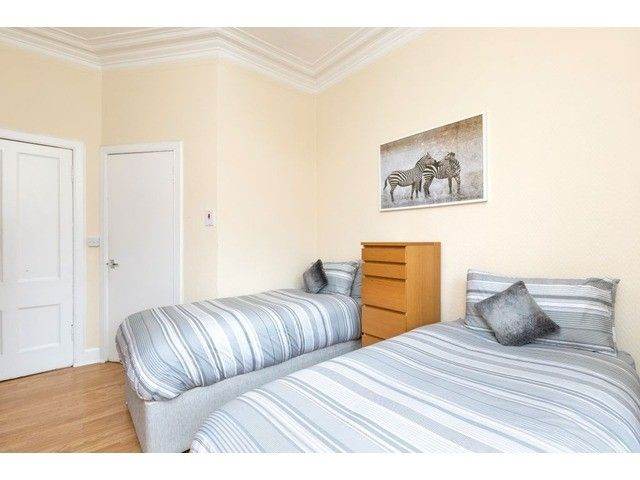 One bed top floor city centre flat to rent from mid August 