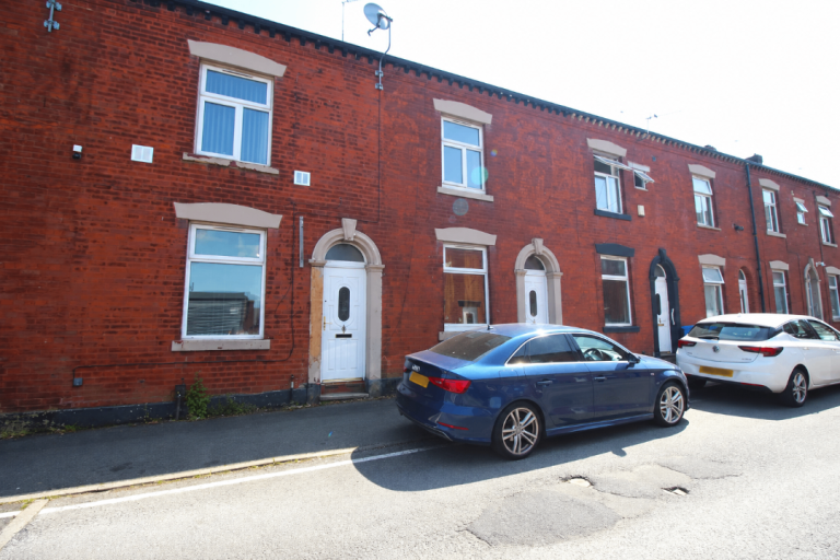 pacious Two-Bedroom Terraced Home to Let in Glodwick, Oldham