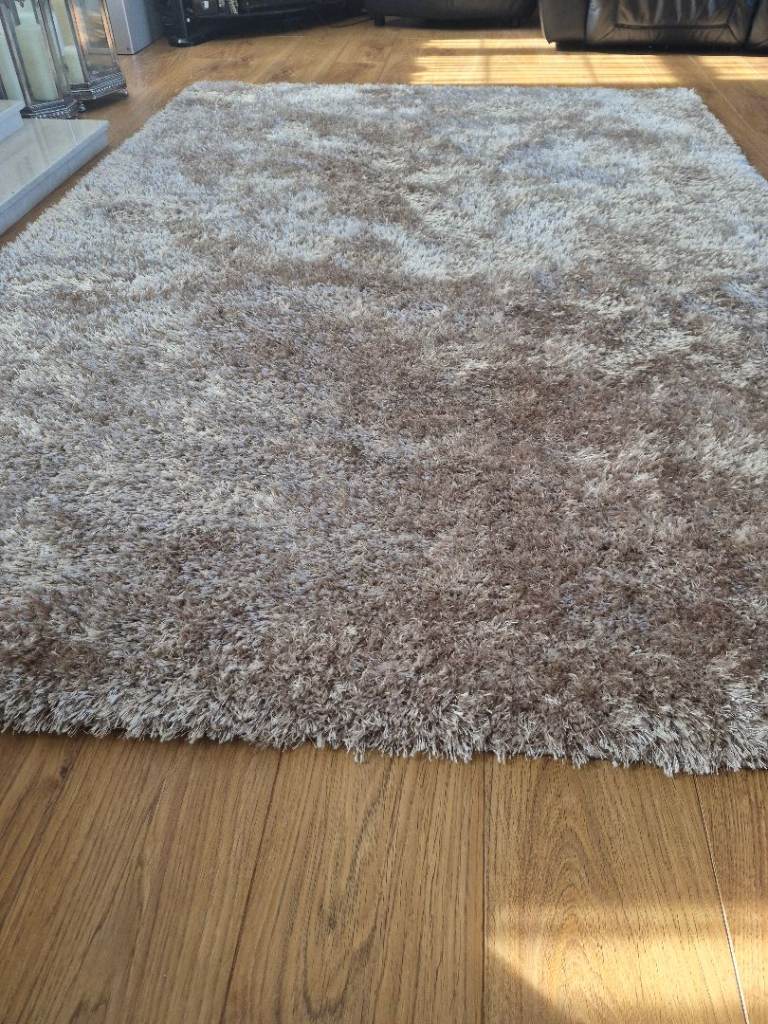 Rug new with tags .extra large. 160×230cm