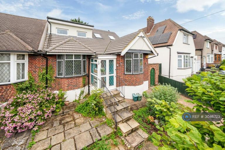 3 bedroom house in York Road, Northwood, HA6 (3 bed) (#3046723)