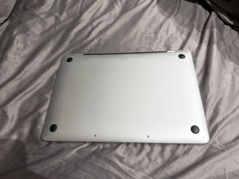 CAN HAND DELIVER, MACBOOK PRO 2020 13” LAPTOP I5,16GB RAM,256GB SSD SILVER, BATTERY CYCLE 220