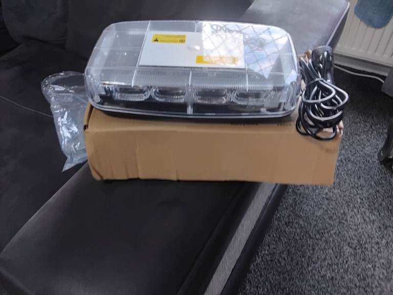 Vehicle recovery light magnetic fits in seconds new