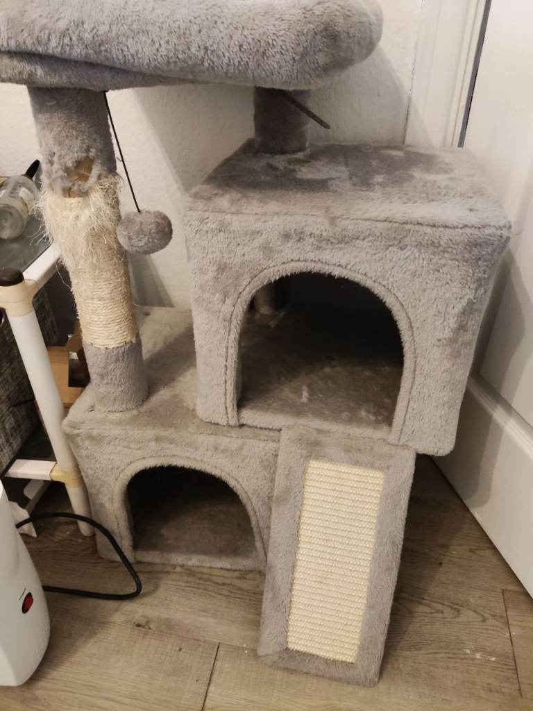 Cat tree with scratching post