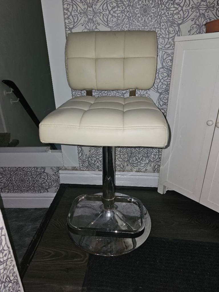 Cream Leather Bar Stool with Chrome Base – Good Condition