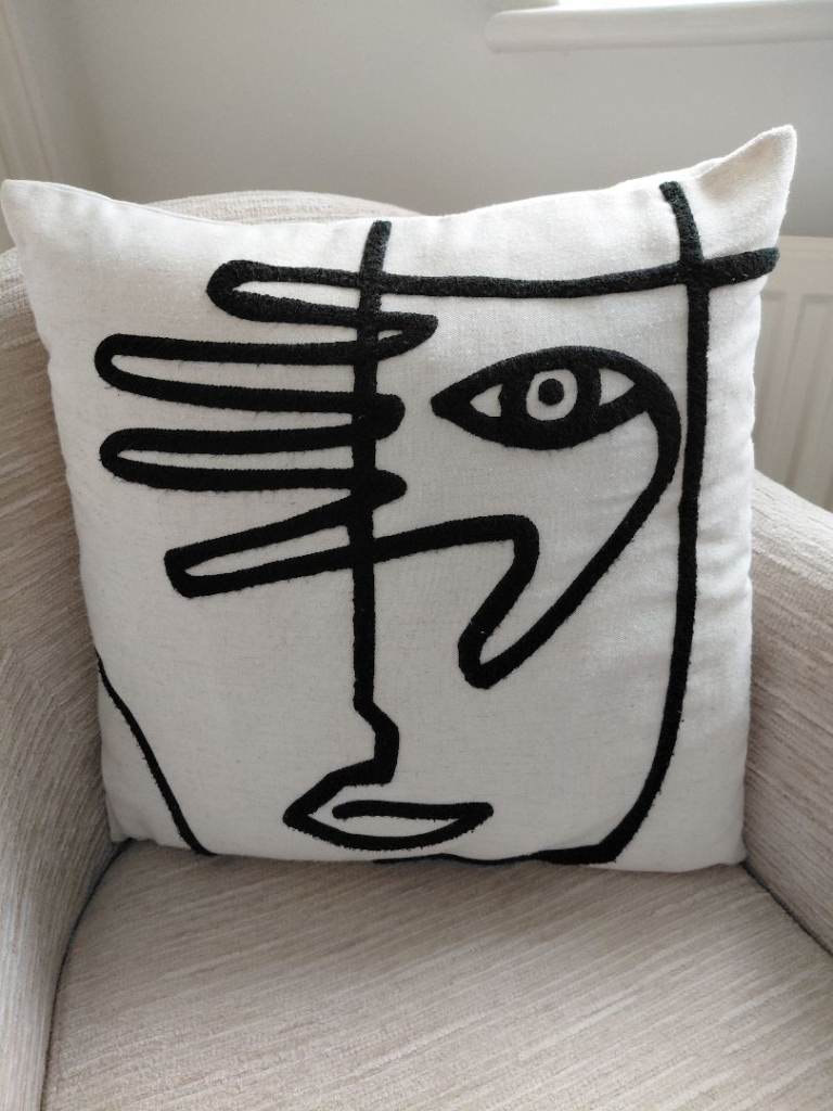 Face linen look cushion. 50cm x 50cm