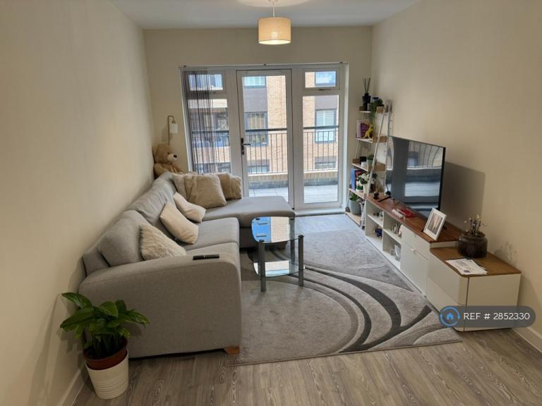 1 bedroom flat in Hackbridge, Wallington, SM6 (1 bed) (#2852330)