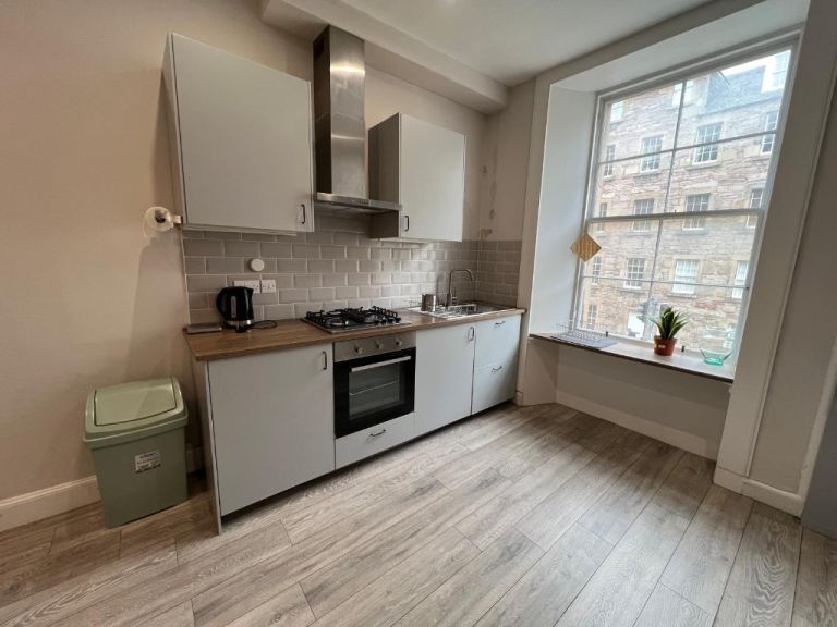 3 bedroom flat in Buccleuch Street, Meadows, Edinburgh, EH8 9JR