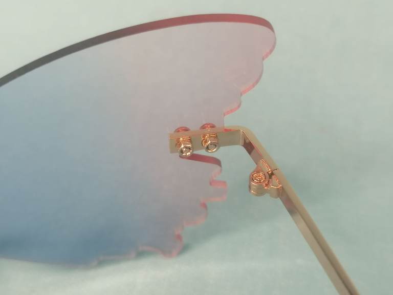 Very nice, stylish Women's Sunglass butterfly style. Brand new.